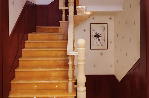 黑河中式别墅室内汉白玉石楼梯的定制安装装饰效果